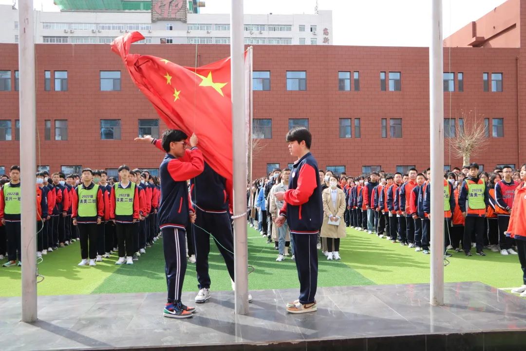 精英華唐藝術(shù)高中隆重舉行本學(xué)期第四次升旗儀式