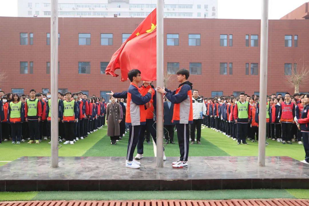 精英華唐藝術(shù)高中隆重舉行本學(xué)期第五次升旗儀式