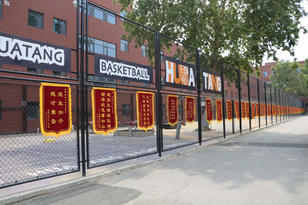 精英華唐藝術(shù)高中怎么樣？2023屆多名畢業(yè)生向?qū)W校贈(zèng)送錦旗！