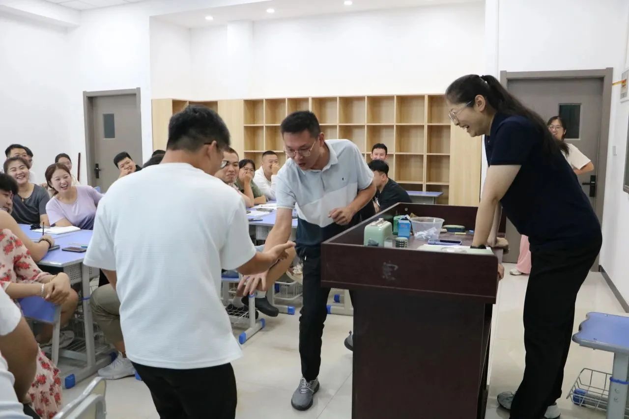2023年8月精英華唐藝術(shù)高中開展班主任培訓(xùn)活動