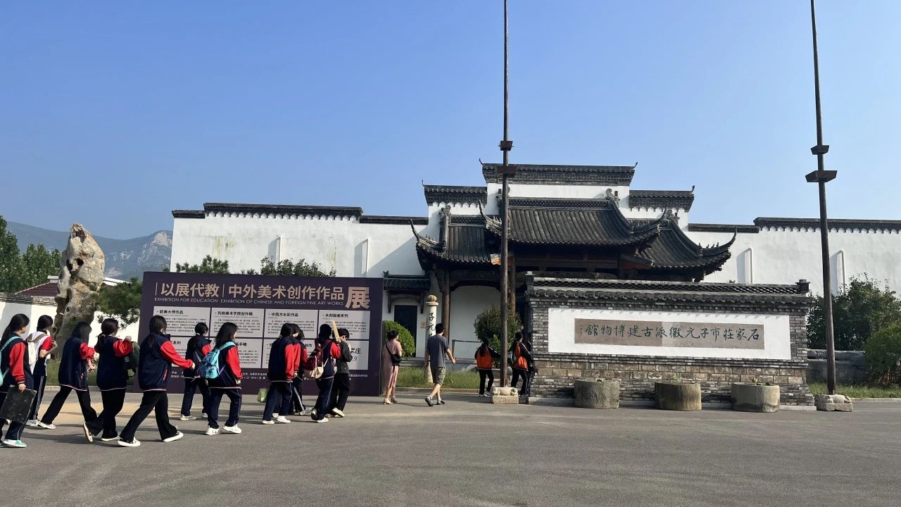 精英華唐藝術(shù)高中美術(shù)專業(yè)學(xué)生參觀畫展